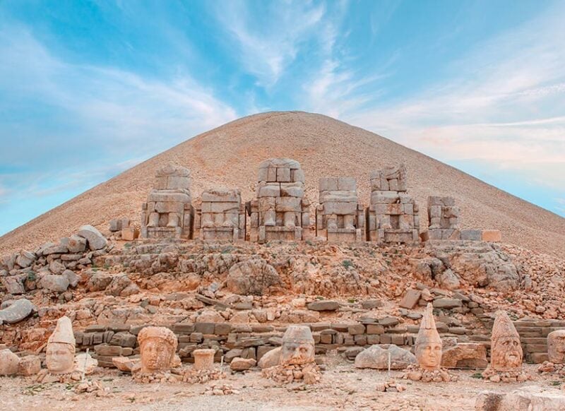 Nemrut Dağı Efsaneleri ve Arkeolojik Keşifler
